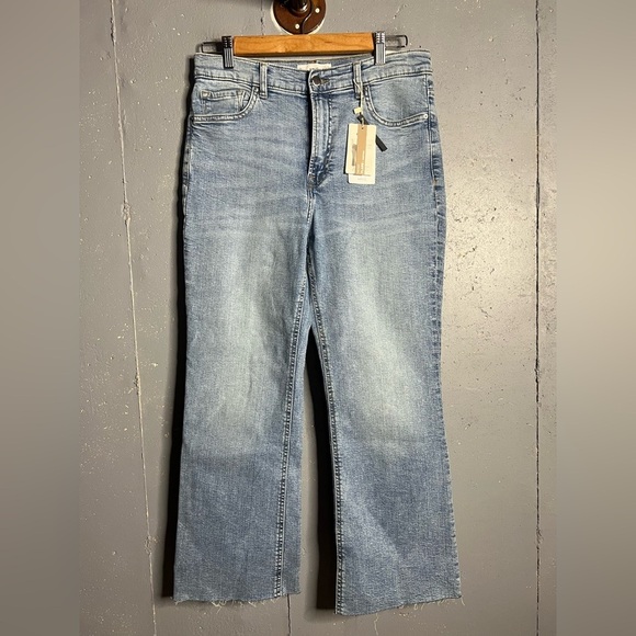 MANGO SIENNA FLARED CROPPED JEANS.  Size 10
NWT - Picture 2 of 11